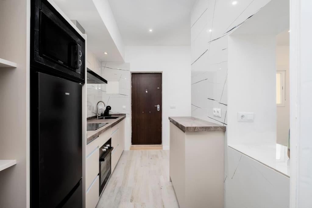 Newly Refurbished Modern 2-Bed Apartment In Heart Of Τορρεμολίνος Εξωτερικό φωτογραφία