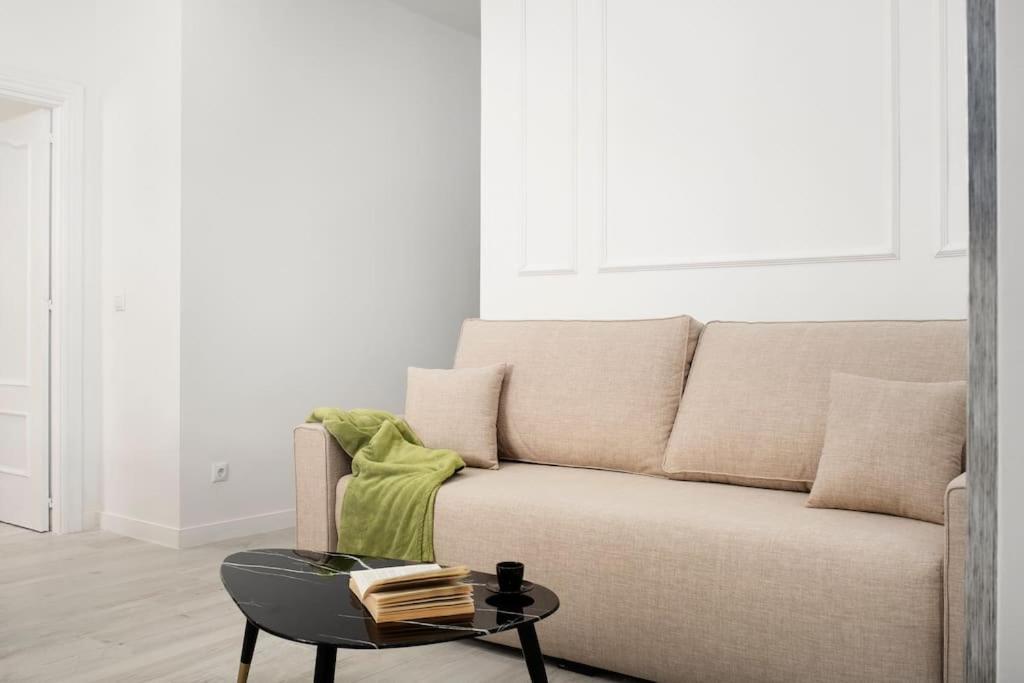 Newly Refurbished Modern 2-Bed Apartment In Heart Of Τορρεμολίνος Εξωτερικό φωτογραφία
