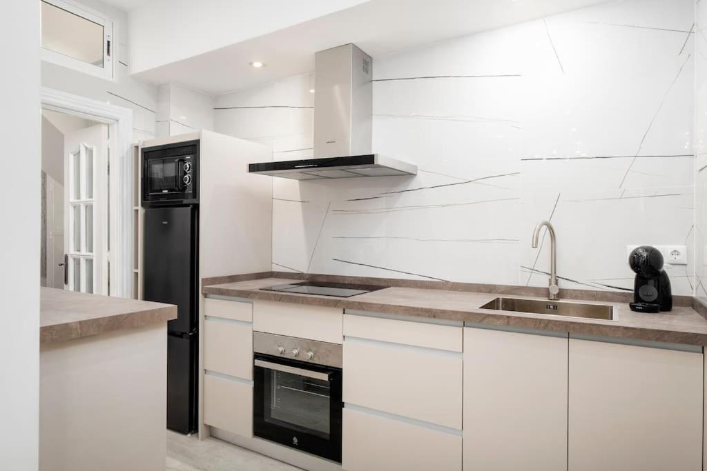 Newly Refurbished Modern 2-Bed Apartment In Heart Of Τορρεμολίνος Εξωτερικό φωτογραφία