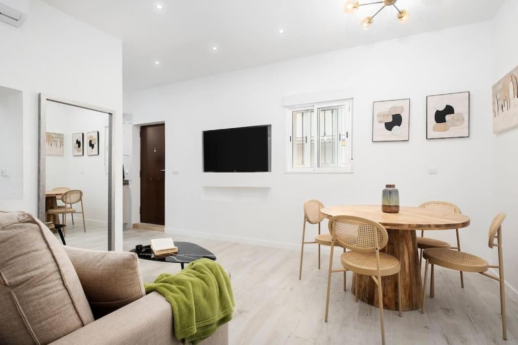 Newly Refurbished Modern 2-Bed Apartment In Heart Of Τορρεμολίνος Εξωτερικό φωτογραφία