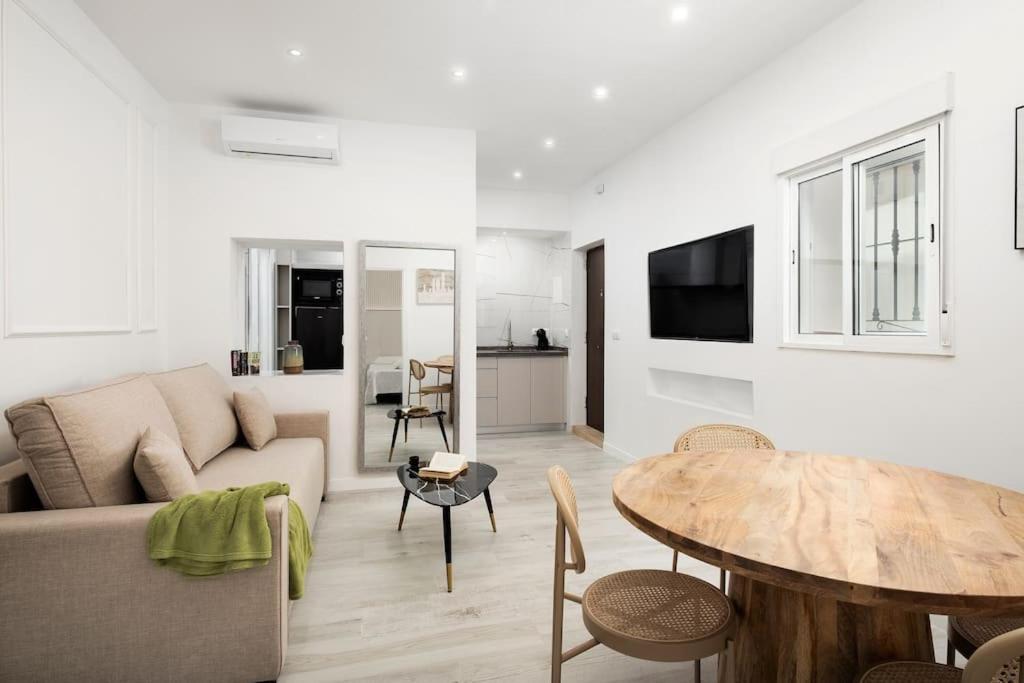 Newly Refurbished Modern 2-Bed Apartment In Heart Of Τορρεμολίνος Εξωτερικό φωτογραφία