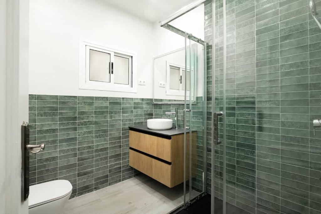 Newly Refurbished Modern 2-Bed Apartment In Heart Of Τορρεμολίνος Εξωτερικό φωτογραφία